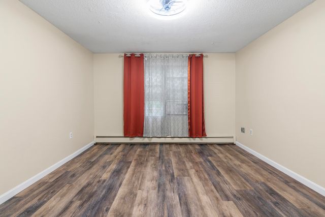 2 Autumn Leaf Dr Apt 6, Nashua, NH 03060
