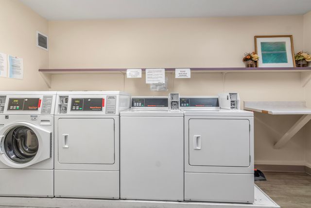 2 Autumn Leaf Dr Apt 6, Nashua, NH 03060