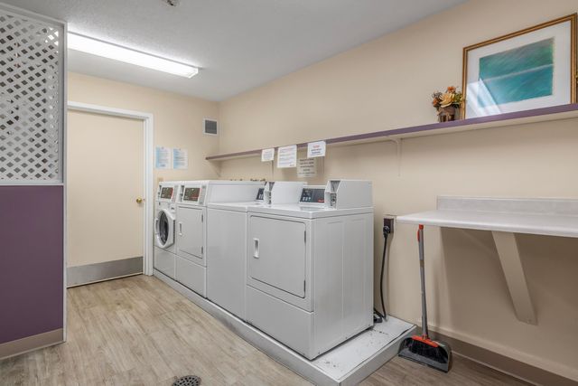 2 Autumn Leaf Dr Apt 6, Nashua, NH 03060