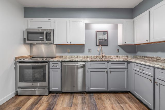 2 Autumn Leaf Dr Apt 6, Nashua, NH 03060