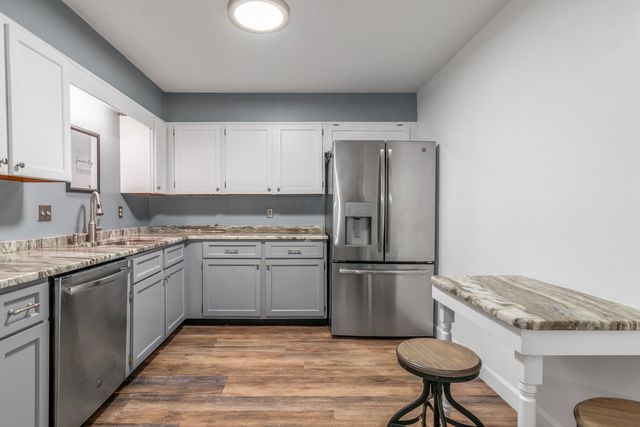 2 Autumn Leaf Dr Apt 6, Nashua, NH 03060