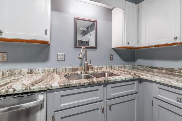 2 Autumn Leaf Dr Apt 6, Nashua, NH 03060