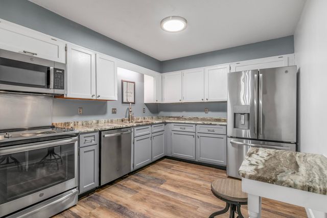 2 Autumn Leaf Dr Apt 6, Nashua, NH 03060