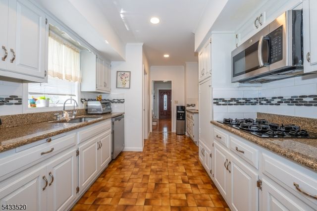 690 Garden St, Maywood Boro, NJ 07607