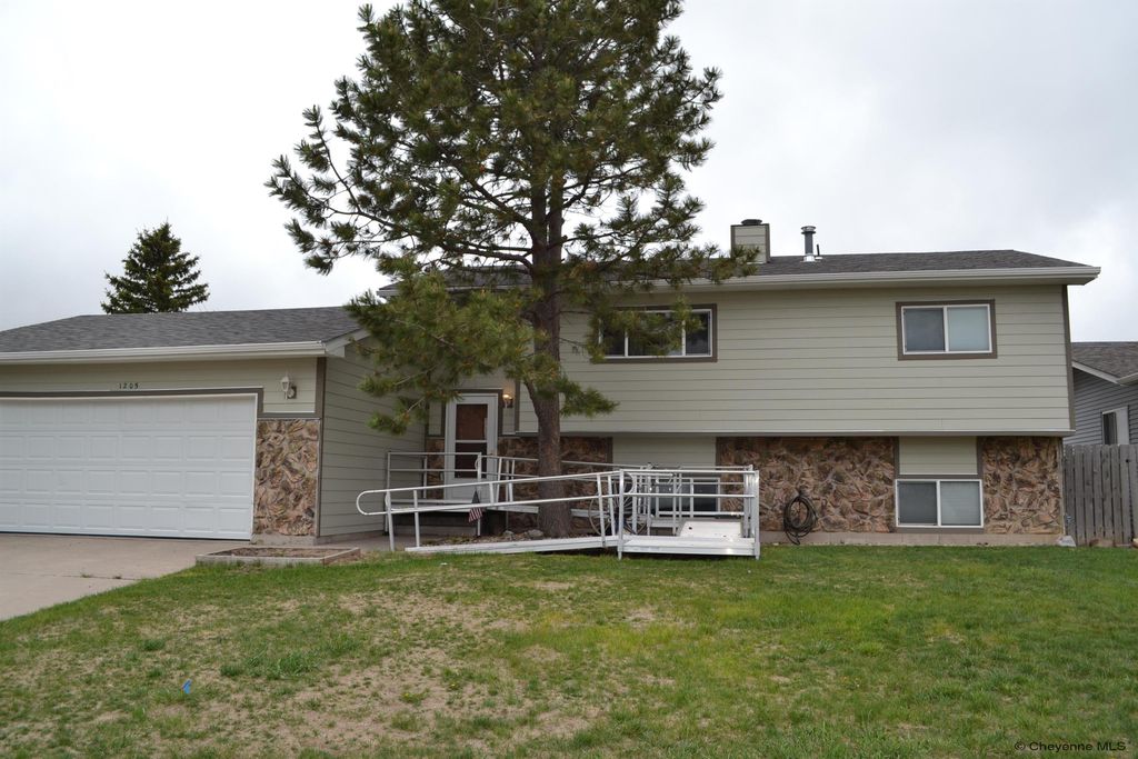 1205 ASHFORD DR, Cheyenne, WY 82007