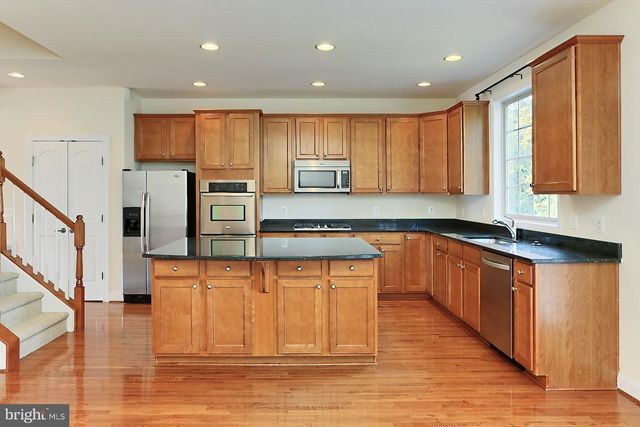 22219 FALLING TER, Ashburn, VA 20148