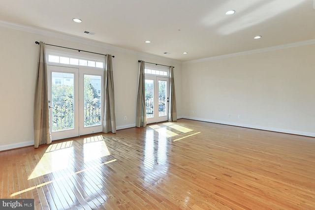 22219 FALLING TER, Ashburn, VA 20148