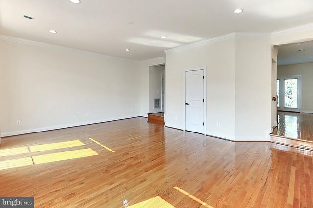 22219 FALLING TER, Ashburn, VA 20148