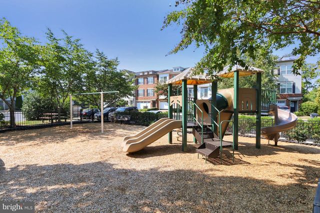 22219 FALLING TER, Ashburn, VA 20148
