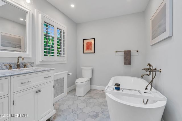 15 Circle Drive, Rumson, NJ 07760