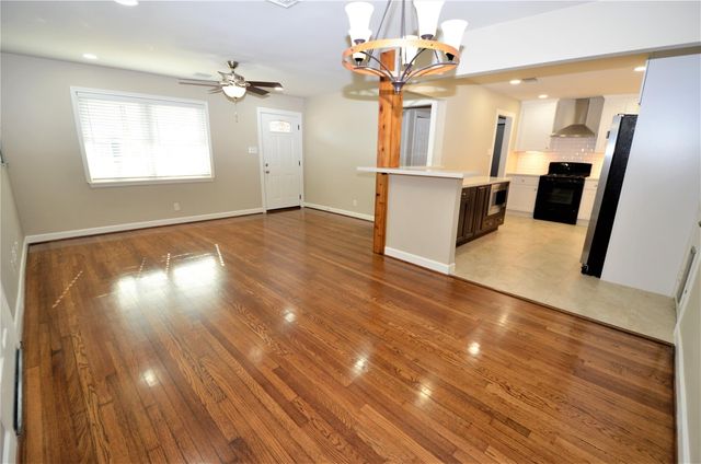 1945 Coulcrest Drive, Houston, TX 77055