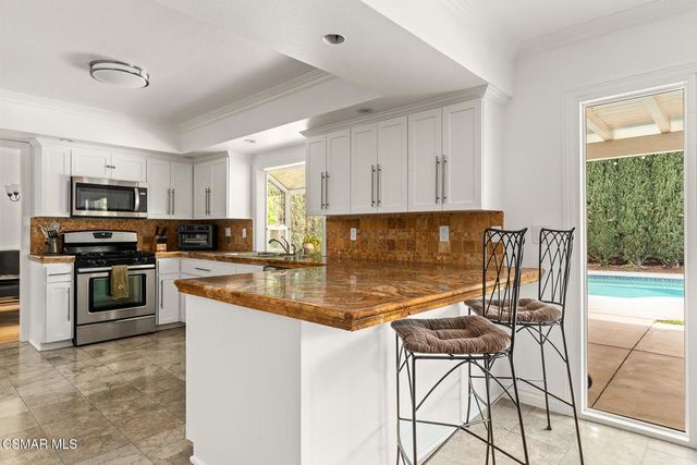 105 Smoke Tree Avenue, Oak Park, CA 91377