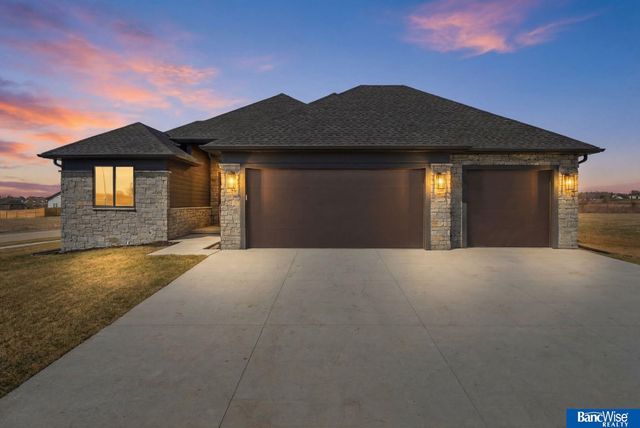 4300 Sundrop Court, Lincoln, NE 68516