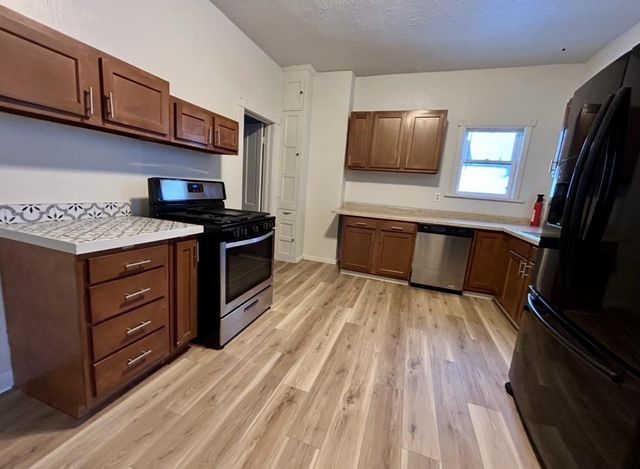 402 W 14TH AVENUE, Oshkosh, WI 54902