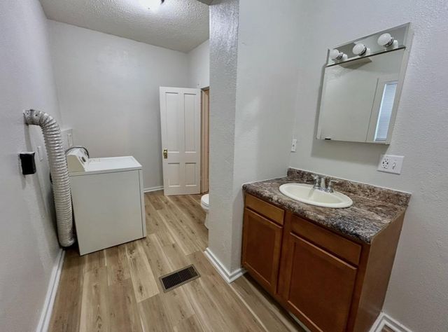 402 W 14TH AVENUE, Oshkosh, WI 54902