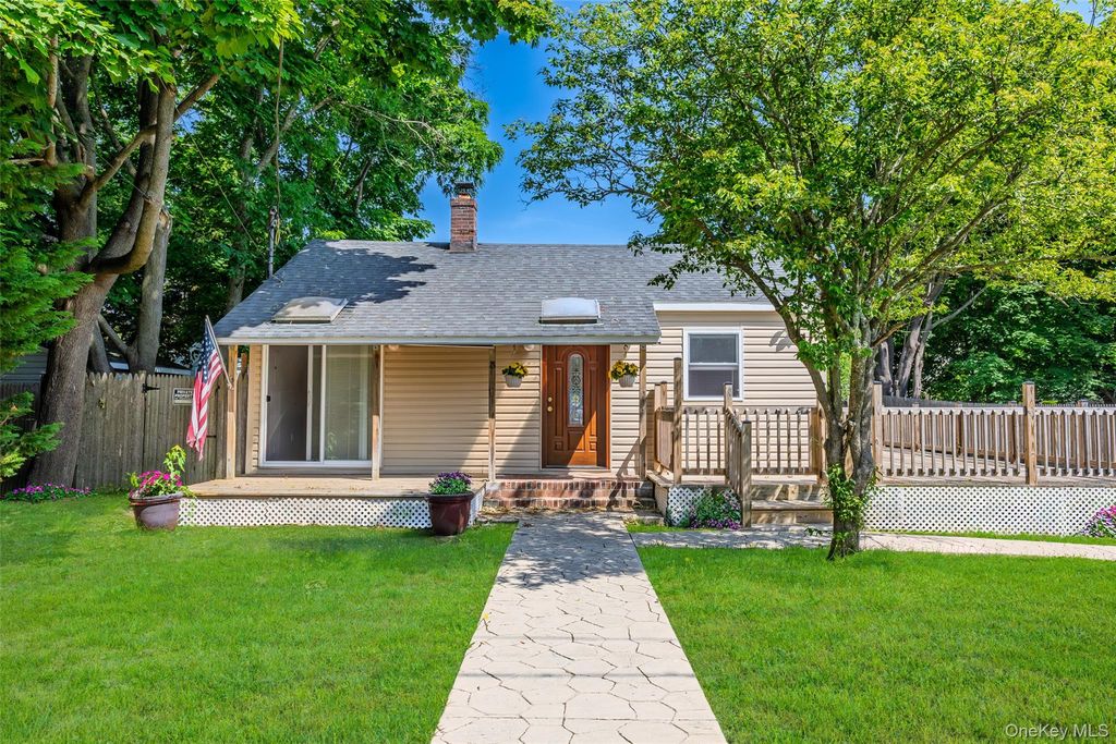 3 Laurel Road W, Mastic Beach, NY 11951