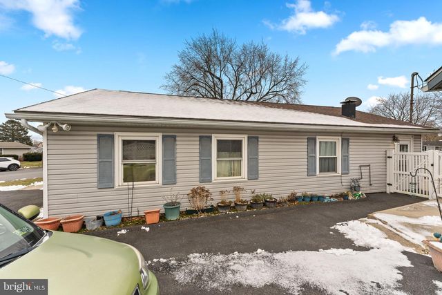 49 SEYFRIED AVE, Nazareth, PA 18064