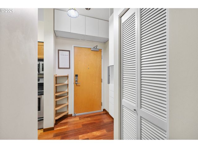 701 COLUMBIA St 105, Vancouver, WA 98660