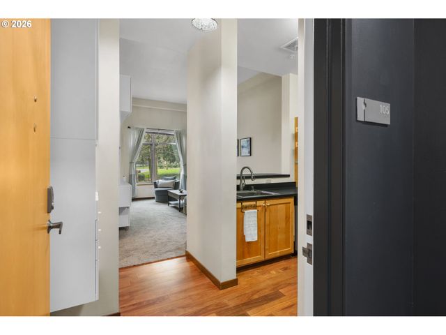 701 COLUMBIA St 105, Vancouver, WA 98660