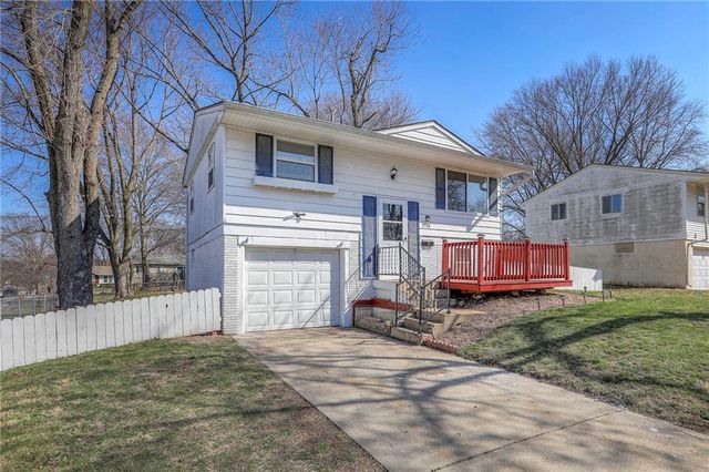 1715 Viking Drive, Independence, MO 64058