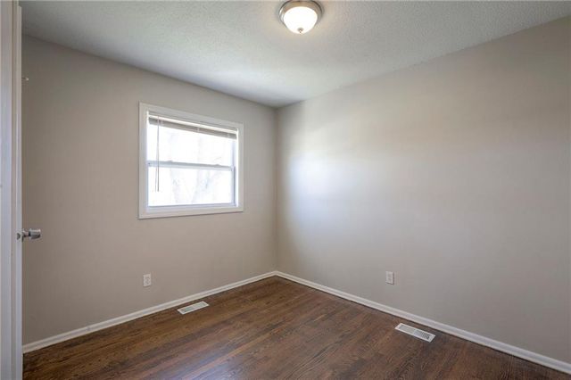 1715 Viking Drive, Independence, MO 64058