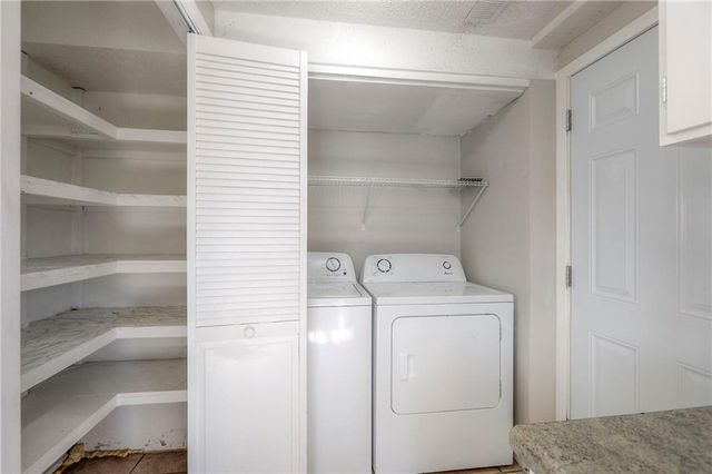 1715 Viking Drive, Independence, MO 64058