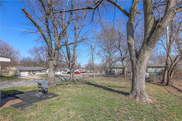 1715 Viking Drive, Independence, MO 64058