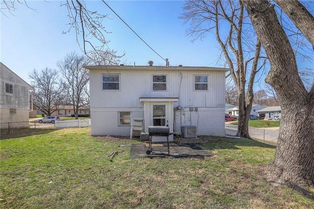 1715 Viking Drive, Independence, MO 64058