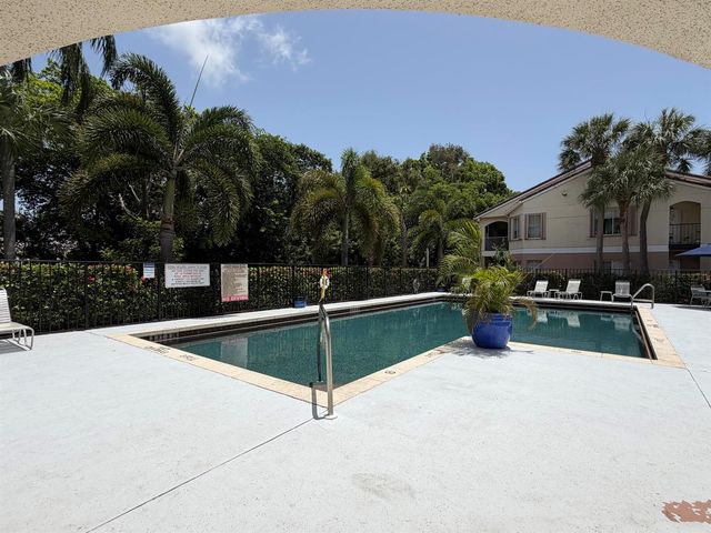 815 W Boynton Beach Boulevard 12-203, Boynton Beach, FL 33426