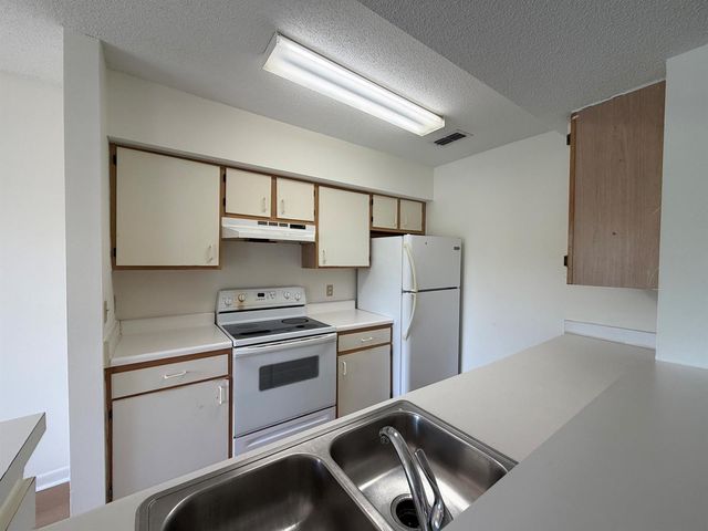 815 W Boynton Beach Boulevard 12-203, Boynton Beach, FL 33426