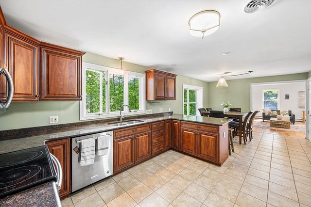 4 Skyview Dr, Walpole, MA 02081