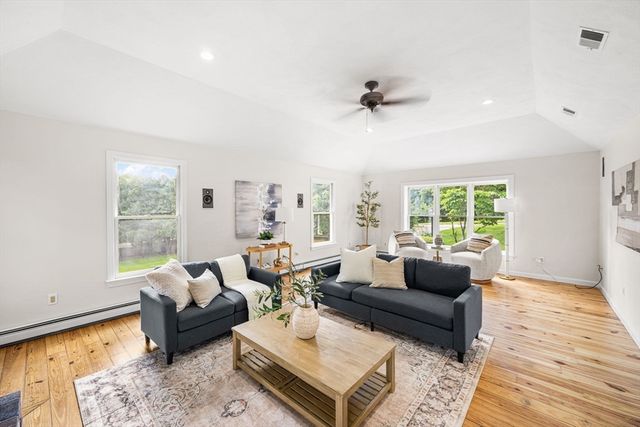 4 Skyview Dr, Walpole, MA 02081