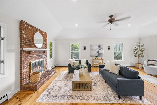 4 Skyview Dr, Walpole, MA 02081