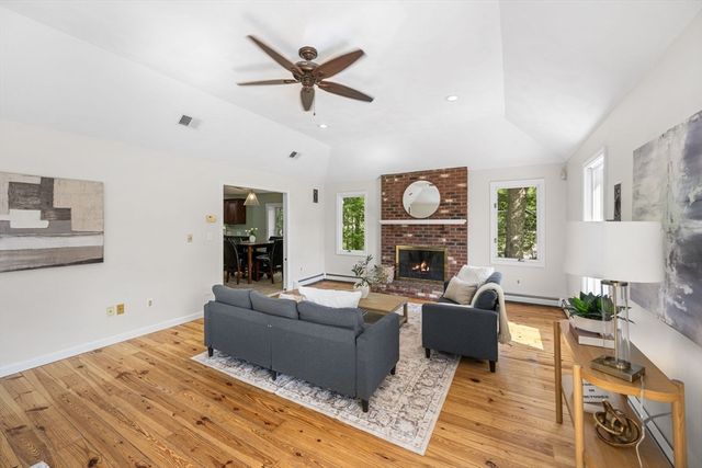 4 Skyview Dr, Walpole, MA 02081