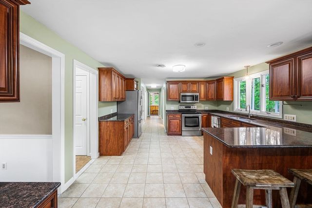 4 Skyview Dr, Walpole, MA 02081