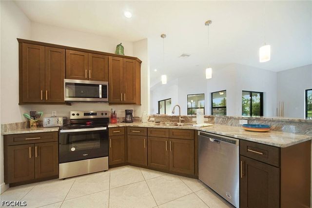 2712 SW 4th PL, Cape Coral, FL 33914