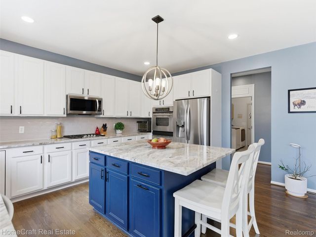 6031 BALMORAL Way, Commerce Charter Township, MI 48382