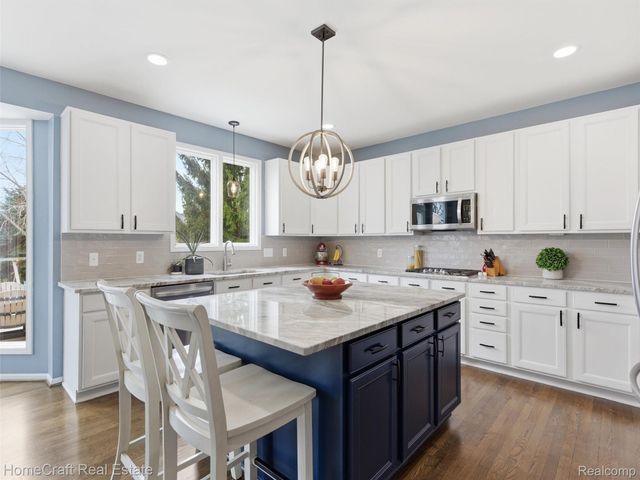 6031 BALMORAL Way, Commerce Charter Township, MI 48382