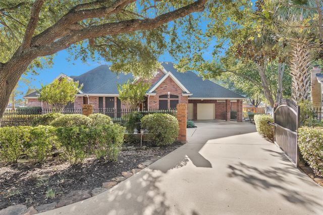 13117 Point Drive, Willis, TX 77318