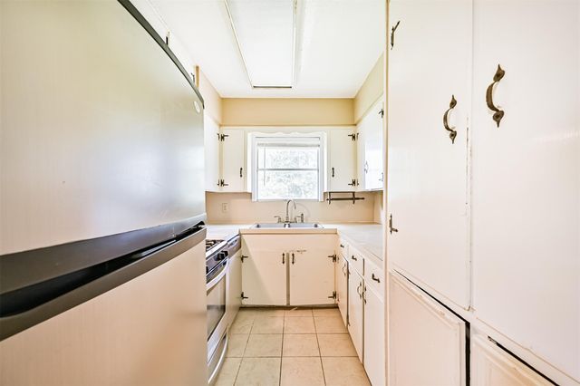 807 Temple Drive, Hitchcock, TX 77563