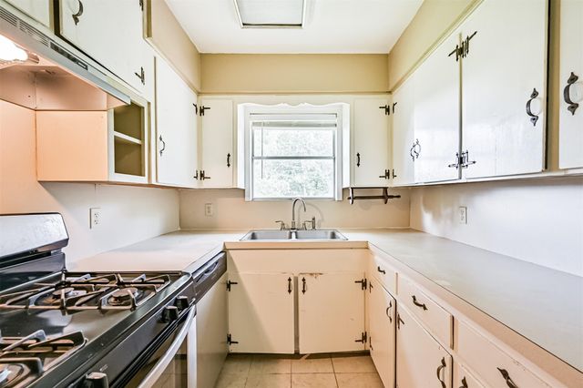 807 Temple Drive, Hitchcock, TX 77563