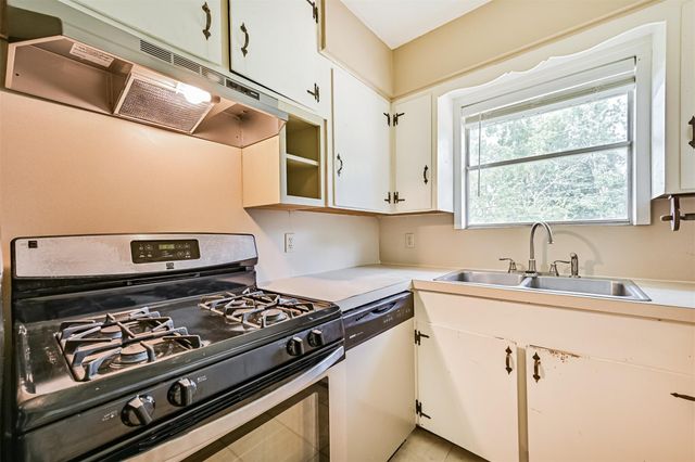 807 Temple Drive, Hitchcock, TX 77563
