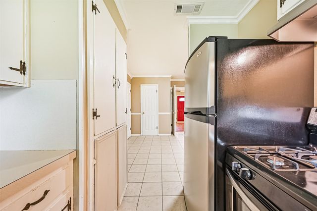 807 Temple Drive, Hitchcock, TX 77563