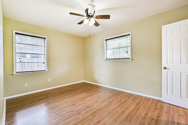 807 Temple Drive, Hitchcock, TX 77563