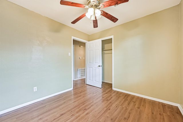 807 Temple Drive, Hitchcock, TX 77563