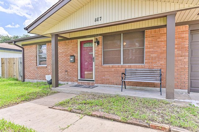 807 Temple Drive, Hitchcock, TX 77563