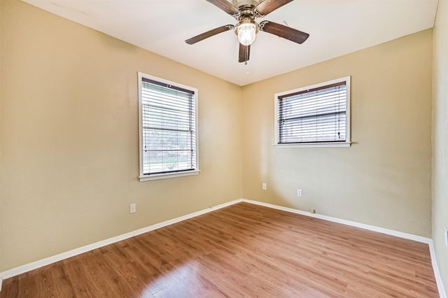 807 Temple Drive, Hitchcock, TX 77563