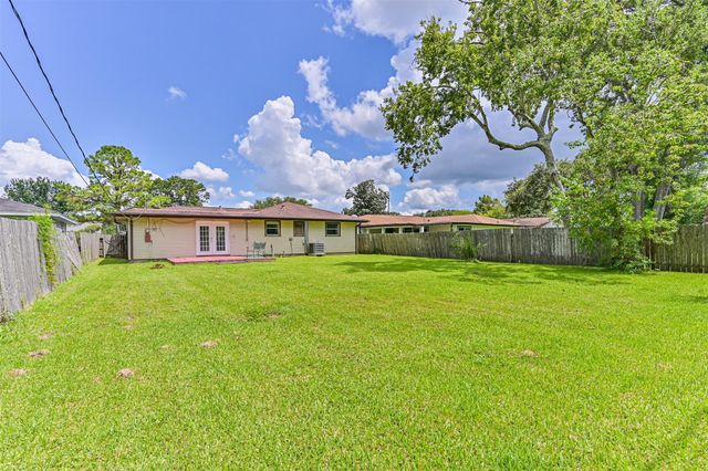 807 Temple Drive, Hitchcock, TX 77563