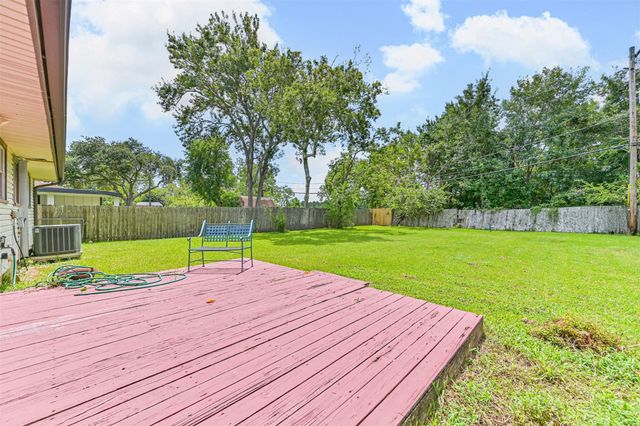 807 Temple Drive, Hitchcock, TX 77563