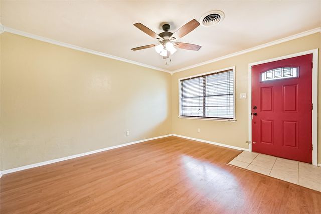 807 Temple Drive, Hitchcock, TX 77563